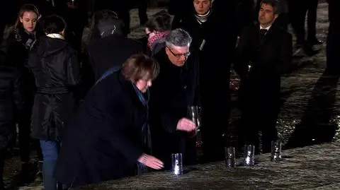 Uczestnicy uroczystości zapalili znicze pod pomnikiem ofiar obozu