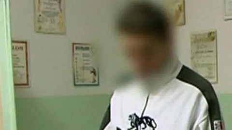 Uczy z wyrokiem za pornografię