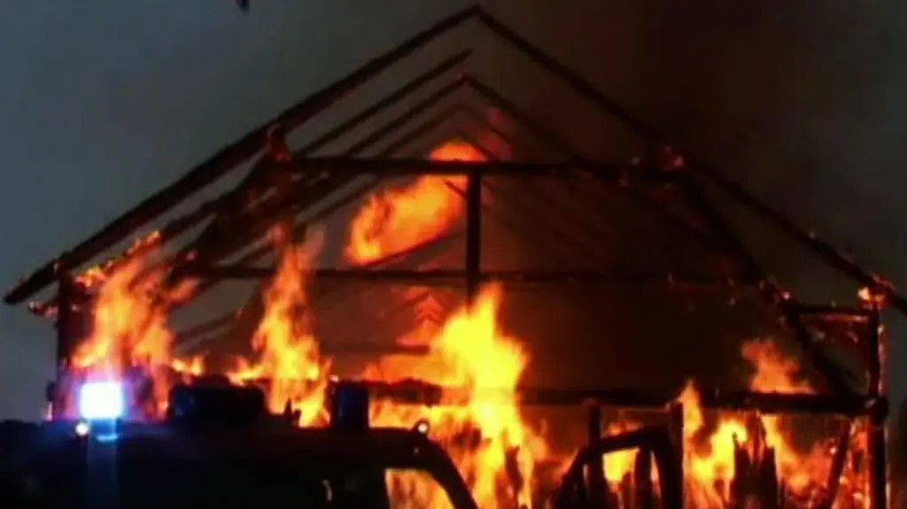 Uderzenie pioruna wywołało pożar (Telewizja Kablowa BARTSAT)