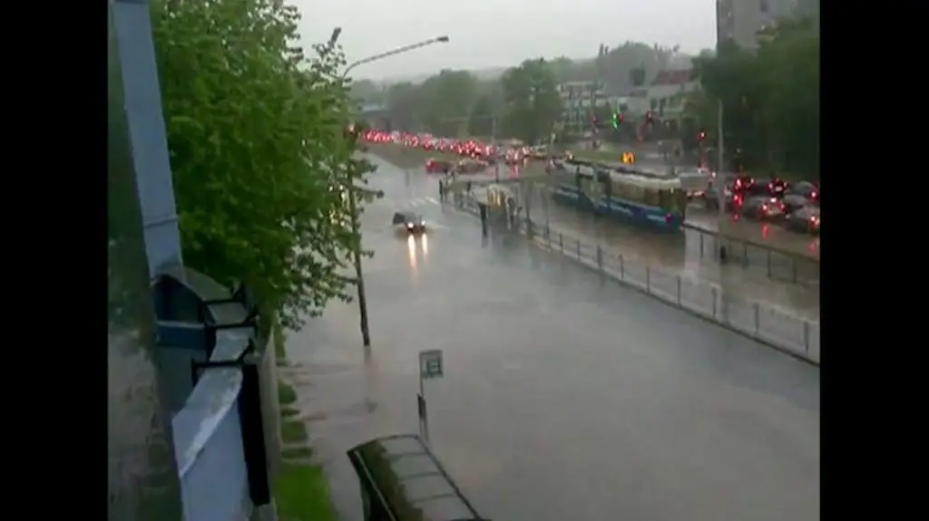 Ulica Legnicka we Wrocławiu po ulewie