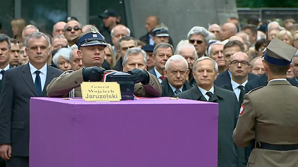 Urna z prochami gen. Jaruzelskiego wygwizdana