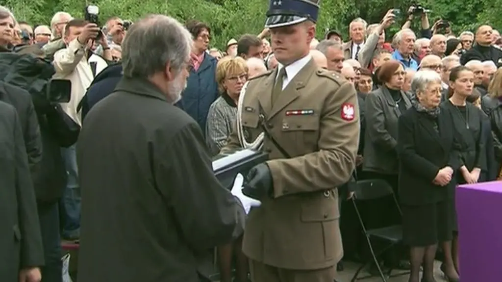 Urnę z prochami złożono do grobu
