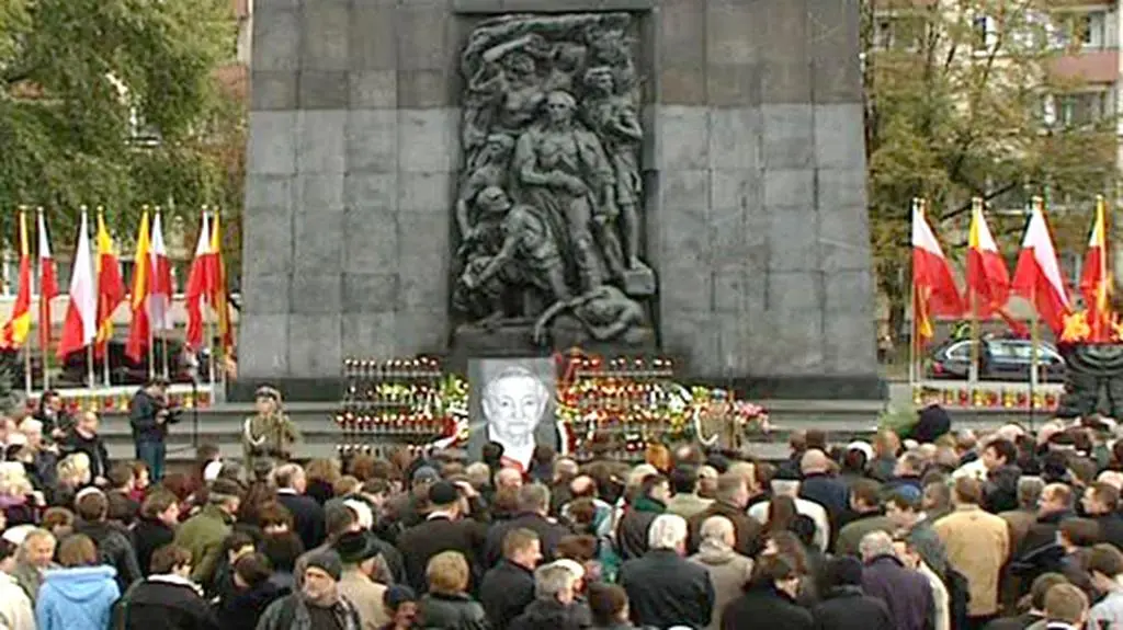 Uroczystości pogrzebowe rozpoczęły się przed Pomnikiem Bohaterów Getta w Warszawie
