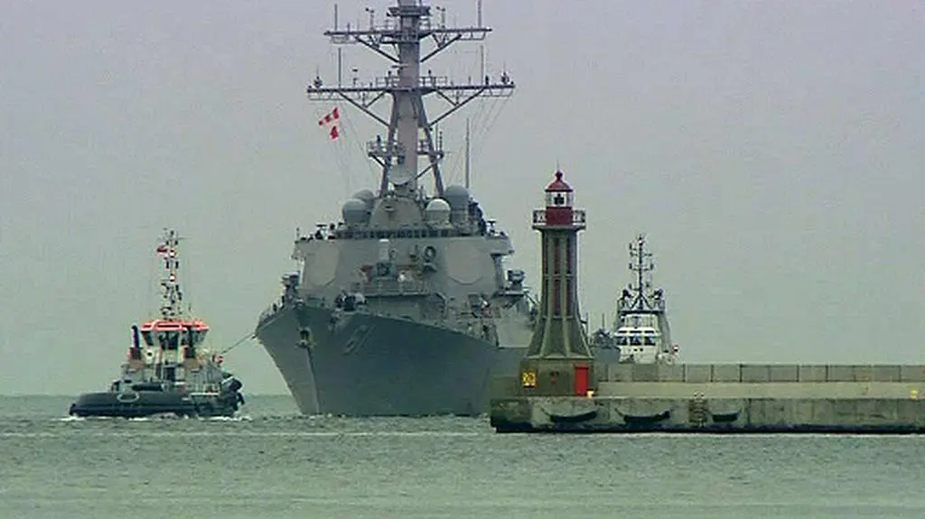 USS Ramage wpływa do portu