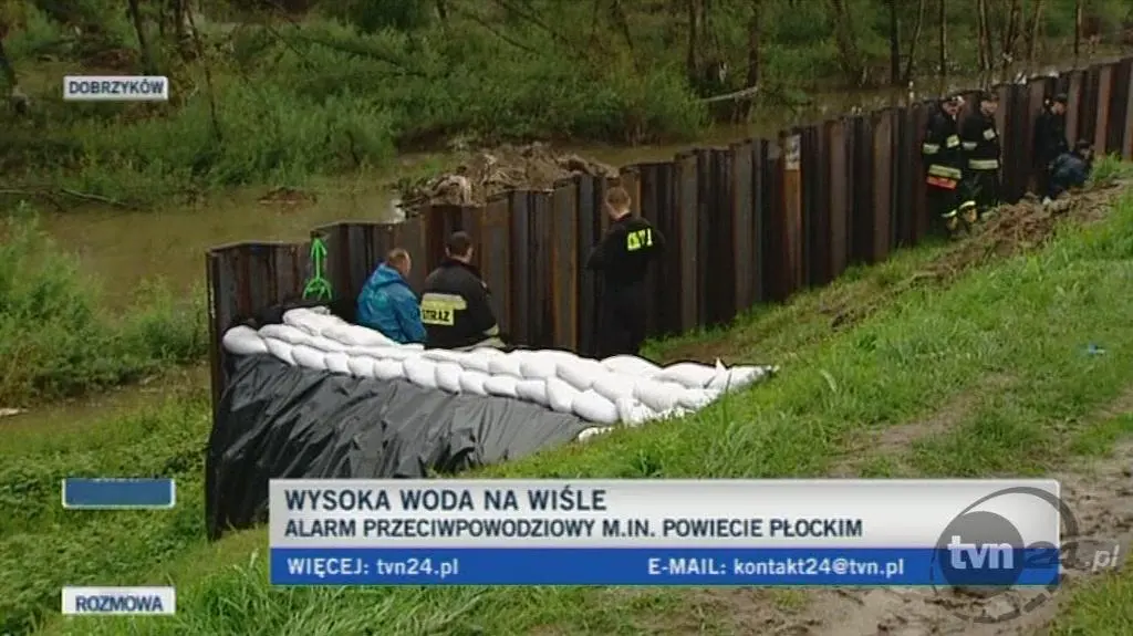 Uszczelnianie wyrwy w wale w Dobrzykowie (TVN24)