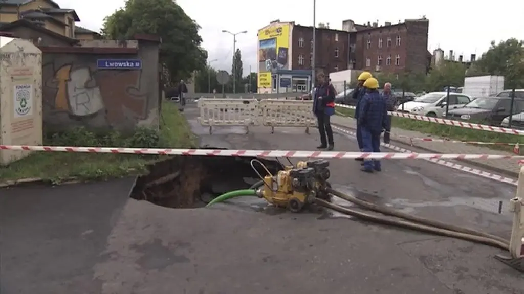 Uszkodzone wodociągi podmyły utwardzenie drogi