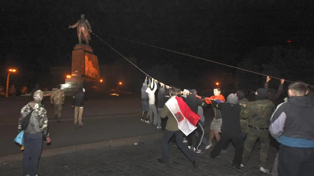 W Charkowie obalono pomnik Lenina. "Cieszymy się, jak w Nowy Rok! Czekaliśmy ponad 20 lat"