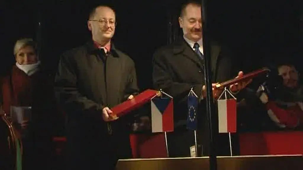 W Cieszynie samorządowcy chwycili za piłkę do metalu i przecięli ostatni szlaban