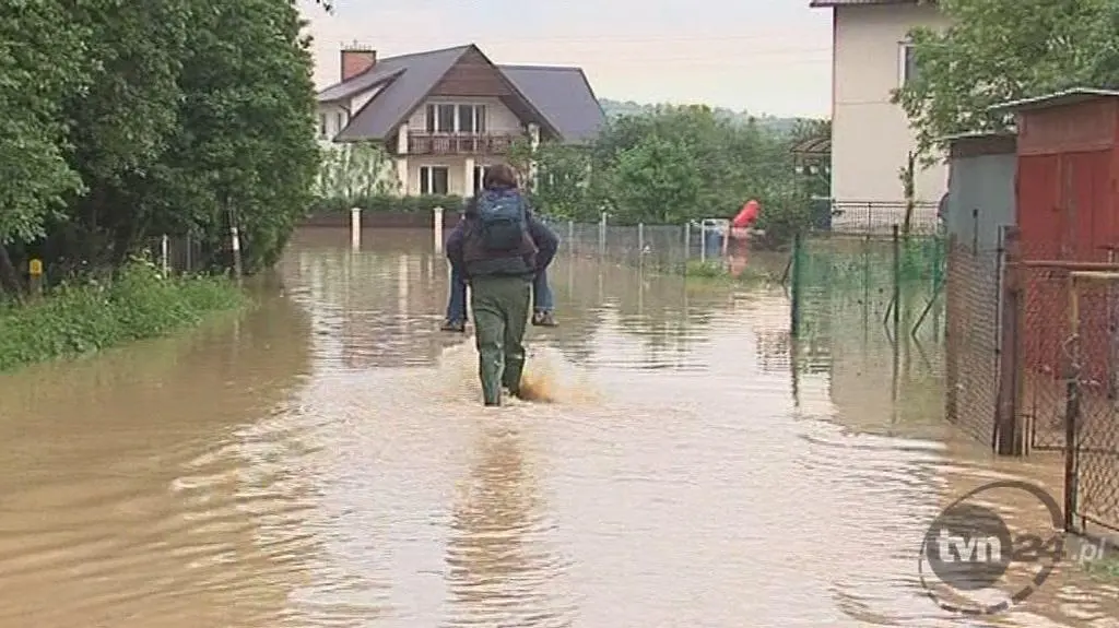 W Jaśle woda przerwała wały (TVN24)