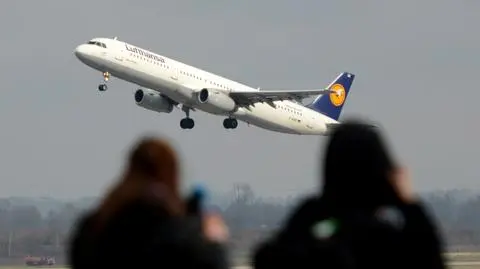 W kokpicie pozostał kapitan airbusa. Miał mniejsze doświadczenie niż drugi pilot