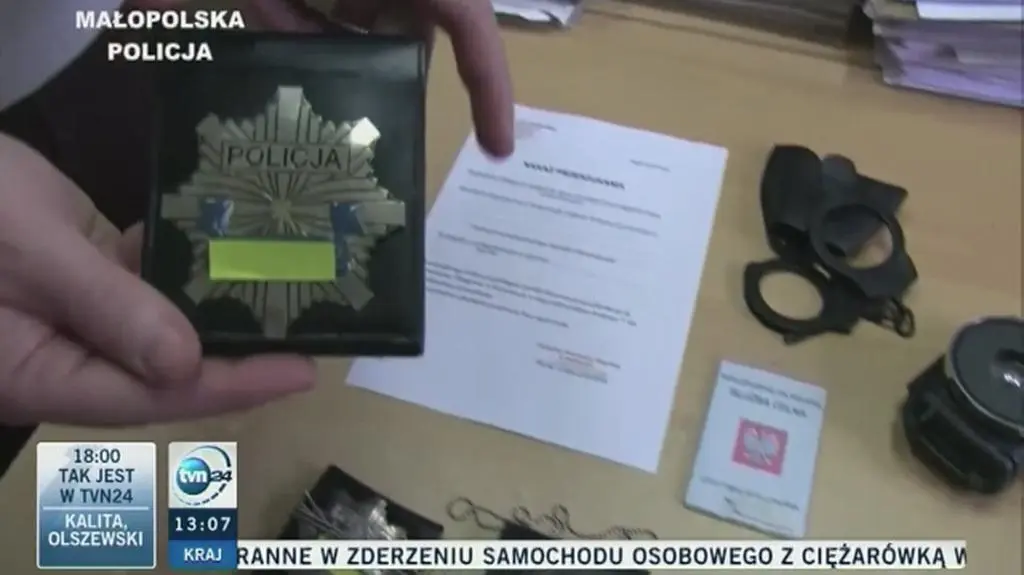W mieszkaniu znaleziono między innymi podrobione dokumenty i broń