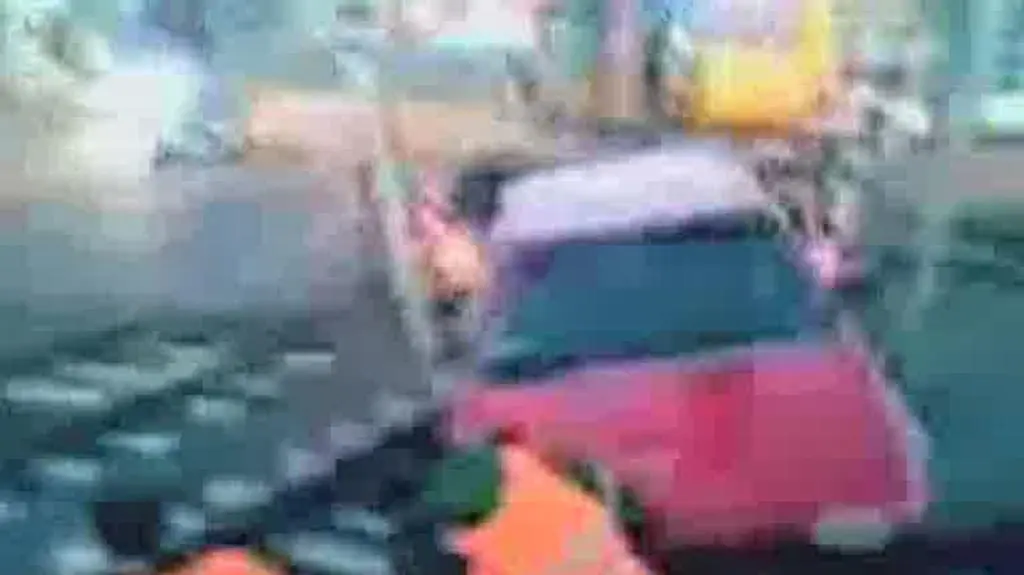 W Poznaniu samochody wpadły na torowisko