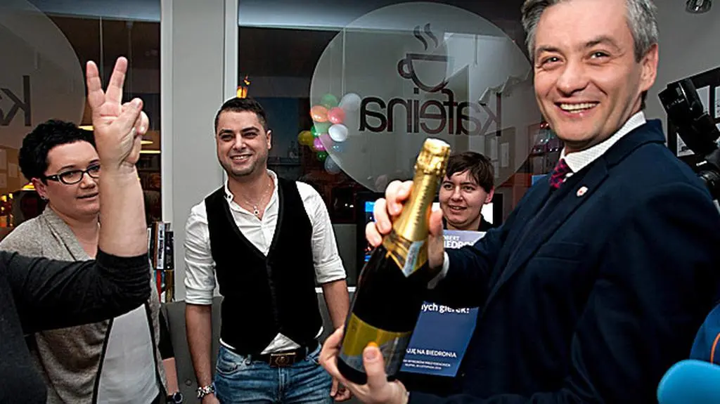 W prezencie dostał święconą wodę. Biedroń chce przyciągać do Słupska