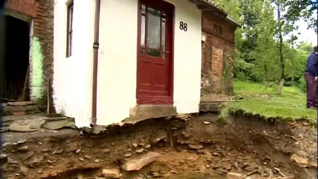 W Stankowicach woda zabrała duży fragment posesji