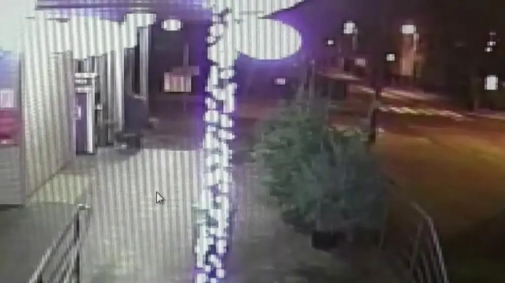  W wyniku wybuchu bankomatu przy sklepie spożywczym nikt nie ucierpiał, ale urządzenie zostało rozerwane 