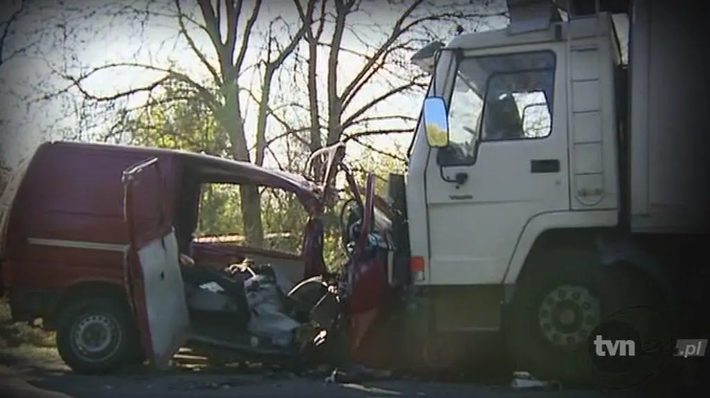 W wypadku busa w Nowym Mieście nad Pilicą zginęło 18 osób (TVN24)