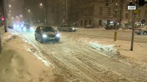 Walka ze śniegiem trwa na drogach i parkingach