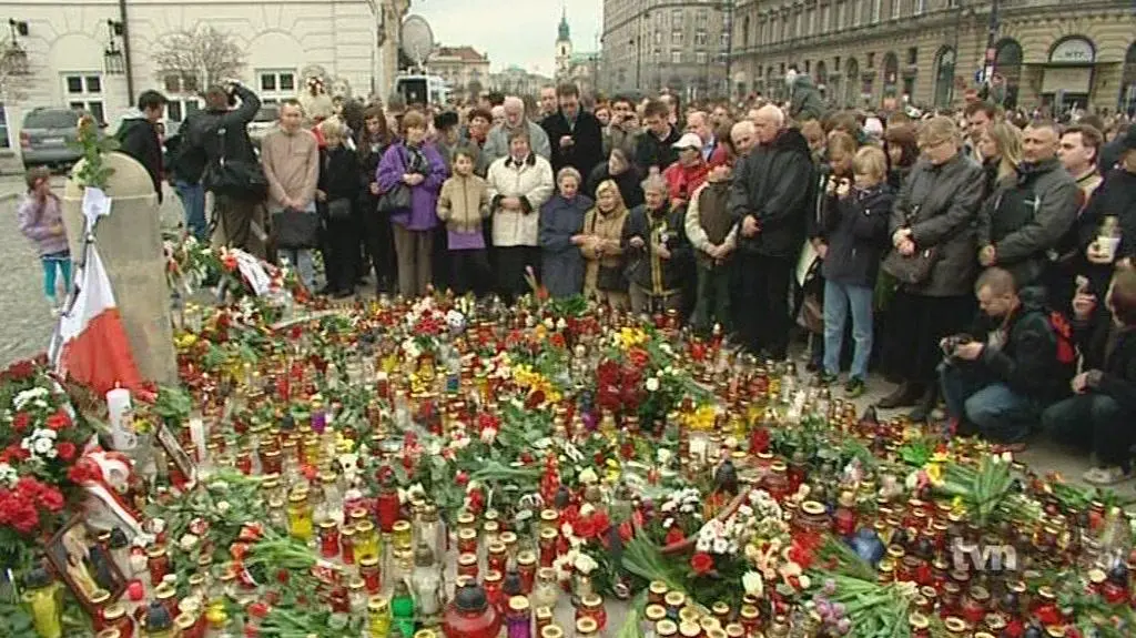 Warszawiacy składają kwiaty i znicze przed Pałacem Prezydenckim