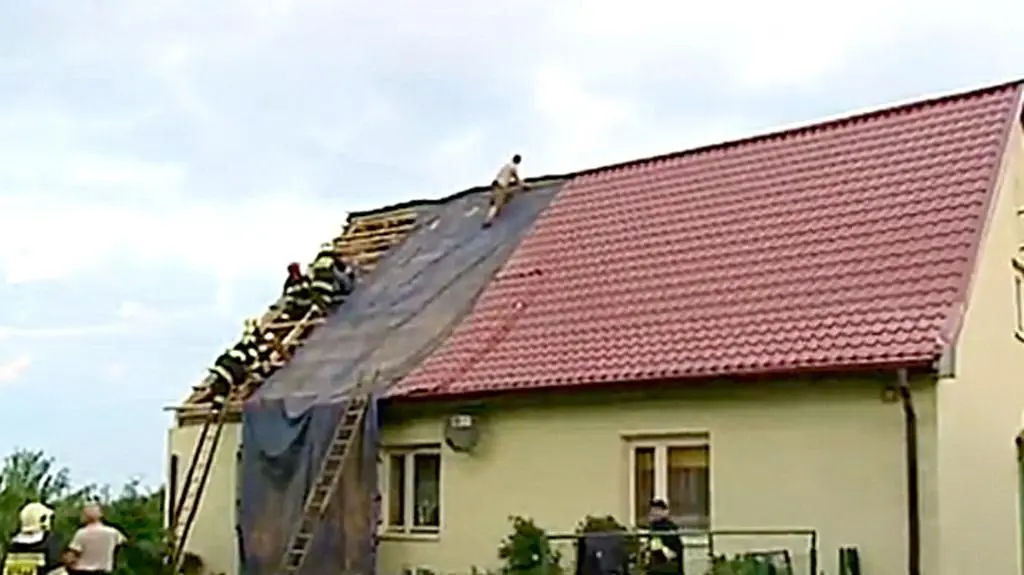 Wiatr niszczył dachy