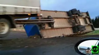 Wiatr przewrócił ciężarówkę na krajowej "8"