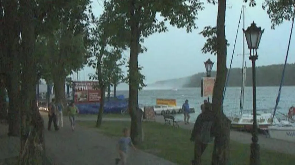 Wiatr wywracał nawet jachty bez żagli (film internauty Maćka Adameczek)