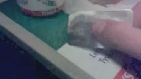 Widz sprawdza bezpieczeństwo w samolocie