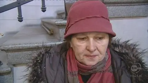 Wielbiciele poezji Szymborskiej wpisują się do księgi kondolencyjnej (TVN24)