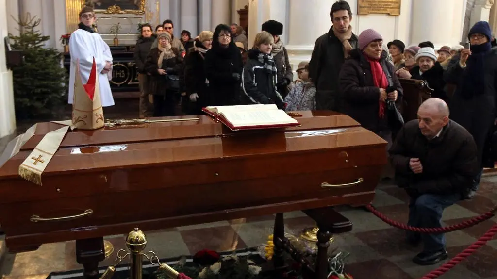 Wierni oddają hołd prymasowi
