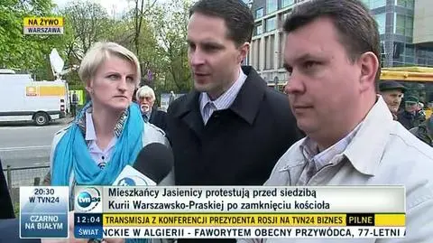 Wierni z Jasienicy protestują przed kurią 