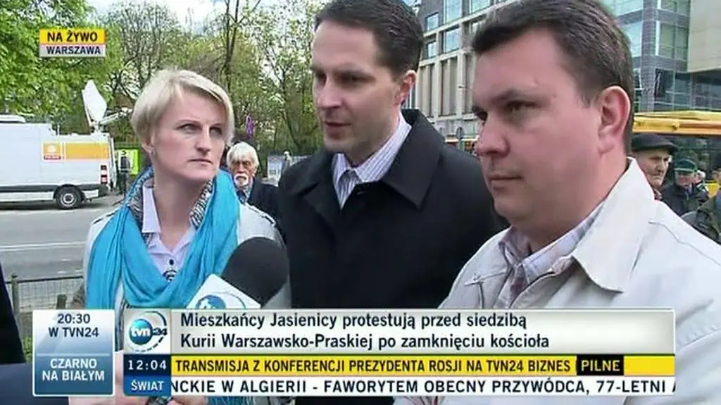 Wierni z Jasienicy protestują przed kurią 