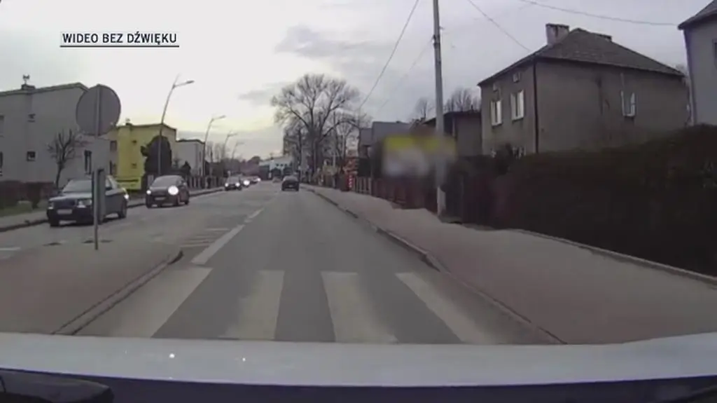 Wjechał na tory pod opadające szlabany