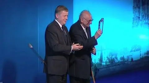 Władysław Bartoszewski z nagrodą pokojową Freedom Awards