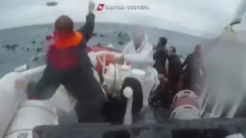 Włochy: Nagranie z akcji wyciągania migrantów z morza
