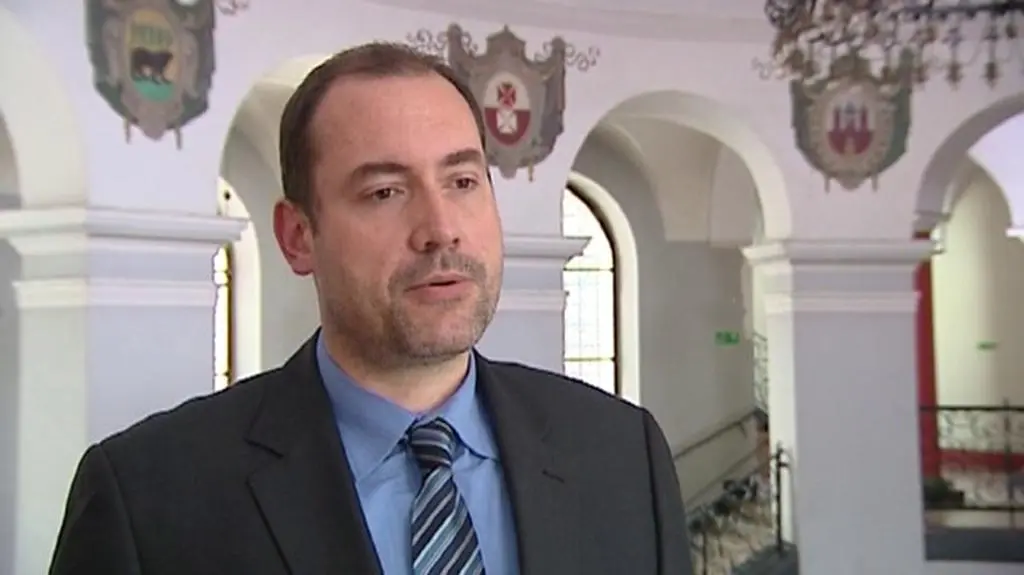 Wniósł ostre narzędzie na salę sądową