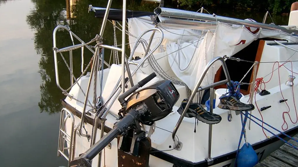 WOPR, policja i strażacy szukają zaginionych na Mazurach (fot. PAP/materiały policji)