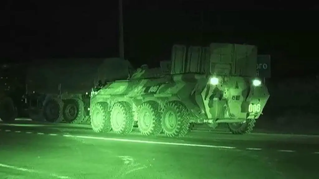 Wozy opancerzone jadące w kierunku granicy