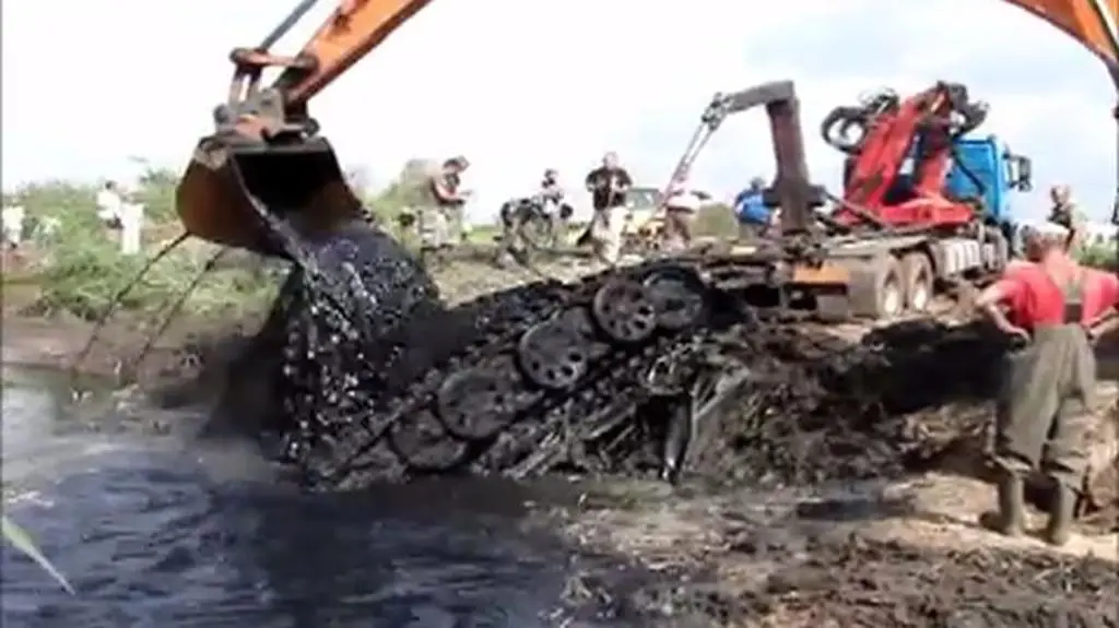 Wydobycie ciągnika Sd.Kfz 6
