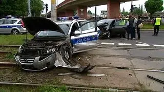 16.05 | W Gdańsku, przy ul. Elbląskiej, doszło do zderzenia dwóch aut, w tym radiowozu. Poszkodowane zostały trzy osoby jadące samochodem należącym do policji. - Są przytomne, z lekkimi obrażeniami - poinformował w rozmowie z TVN24 Jacek Drewski z Państwowej Straży Pożarnej w Gdańsku. (TVN24)