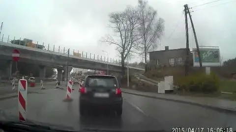 Wyrzucił butelkę z samochodu, ale ona szybko wróciła