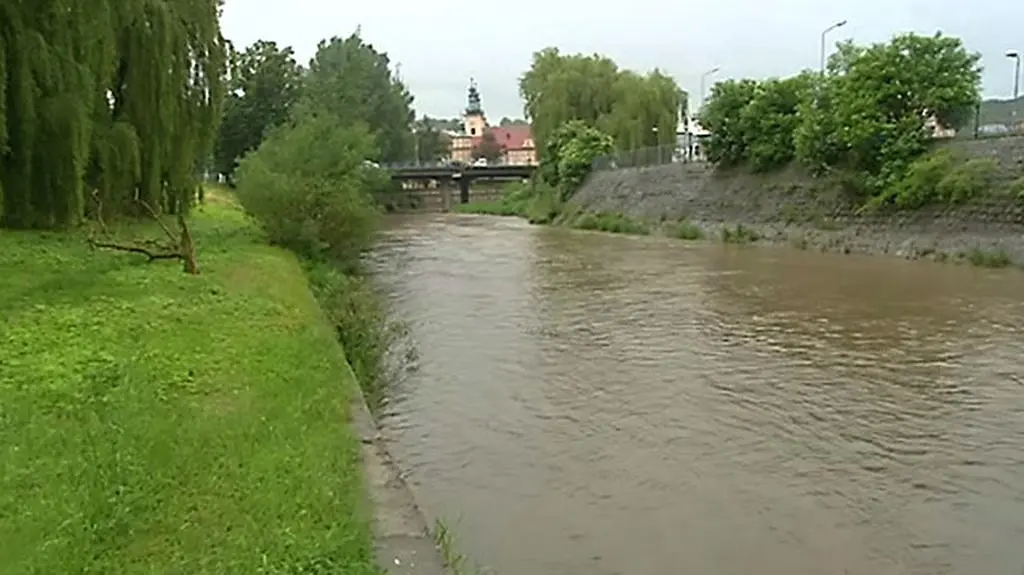 Wysoki stan wody w Kłodzku. Sytuacja na razie niegroźna