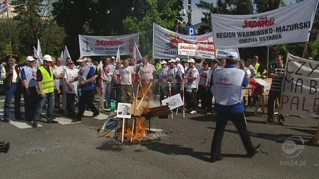 Wystawili trumnę, powiesili Tuska na szubienicy. (TVN24)