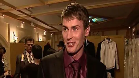 Wystrzałowo przystojny policjant