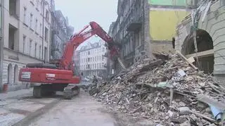 Wywożenie gruzu z terenu zawalonej kamienicy