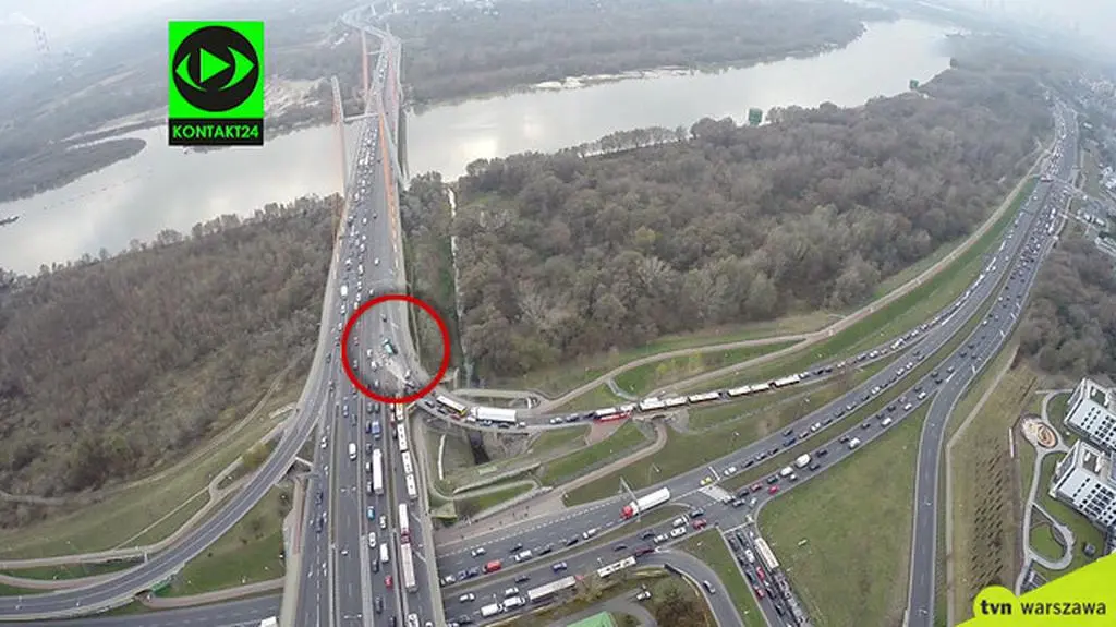 Zablokowana Trasa Siekierkowska. Przewróciła się ciężarówka