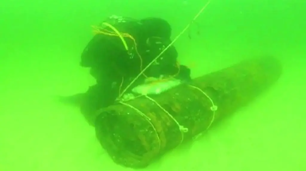 Zakładanie ładunków wybuchowych na minie 