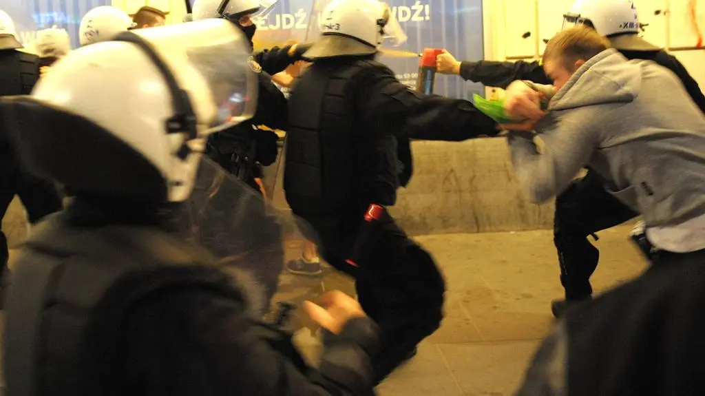 Zamieszki między chuliganami a policją w Warszawie