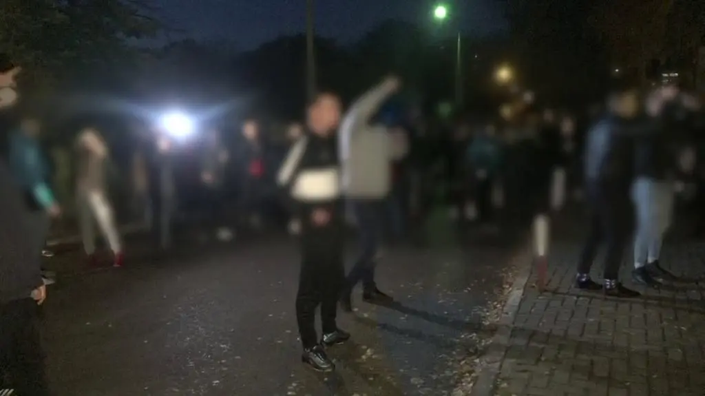 Zamieszki przed komendą w Koninie. "Proszę, skończcie z tym"