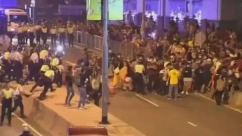 Zamieszki w Hongkongu. Prostestujący zablokowali jedną z ulic 