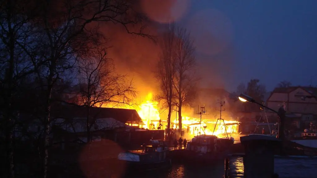 Zapalił się kompleks handlowo-usługowy w Łebie