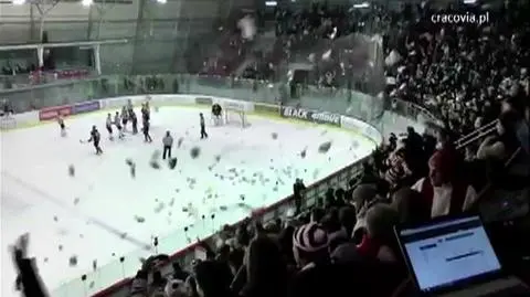 Zasypali lodowisko pluszakami. Teddy Bear Toss na Cracovii